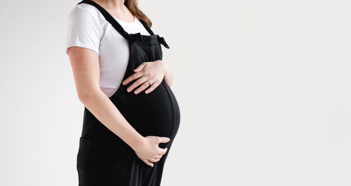 Comfortable and stylish maternity outfit for pregnancy and postpartum wear